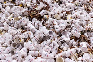 Dost bylo plastů na jedno použití. MŽP posílá 60 milionů na alternativy fastfoodového nádobí.