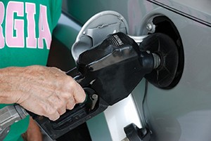 Devět zemí chce od EK datum zákazu prodeje aut na fosilní paliva