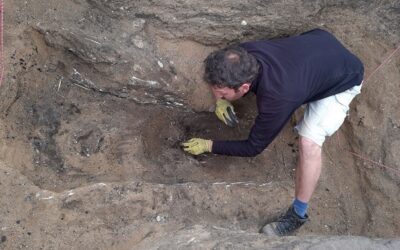 Archeologové plzeňské ZČU objevili poblíž hory Říp unikátní pravěkou mohylu