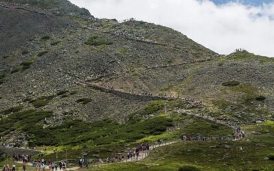 Do začátku hlavní turistické sezony mají na Sněžce vzniknout nerezové zábrany