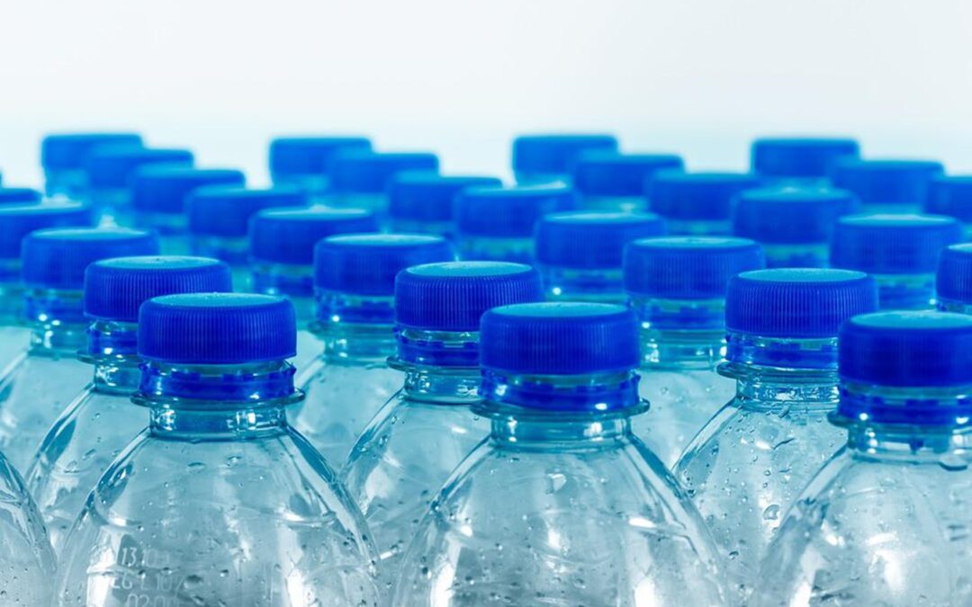 Plastové lahve budou muset být ze 30 procent z recyklátu, Senát to dnes schválil