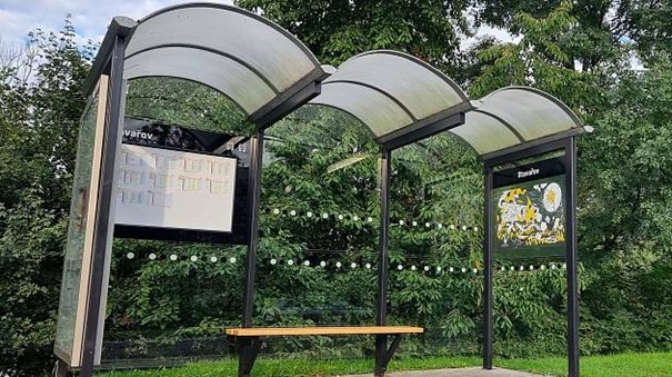 Zastávky MHD v Pardubicích mají design, který eliminuje nárazy ptáků do skla