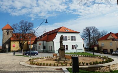 Radnice v Nasavrkách chce upravit zahrady u místního zámku, který městu patří