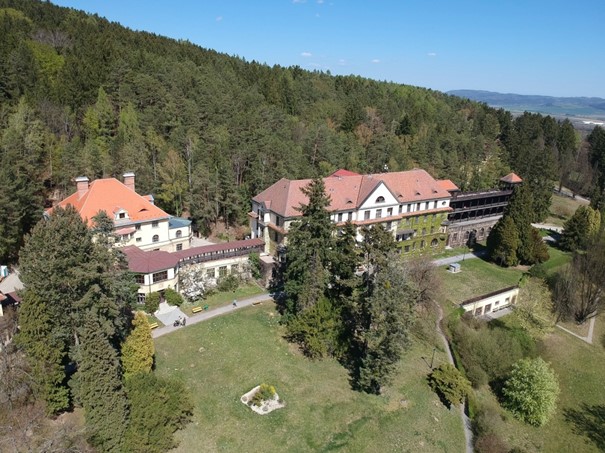 Rozsáhlý park léčebny v Jevíčku nechává hejtmanství obnovovat