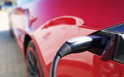 Počet dobíjecích míst pro elektromobily v ČR dosáhl 4300, o pětinu víc než loni