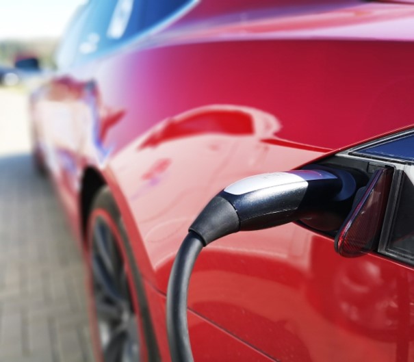 Počet dobíjecích míst pro elektromobily v ČR dosáhl 4300, o pětinu víc než loni