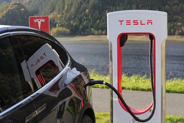 Nejprodávanější značkou elektromobilů v ČR byla loni Tesla s 1619 vozy