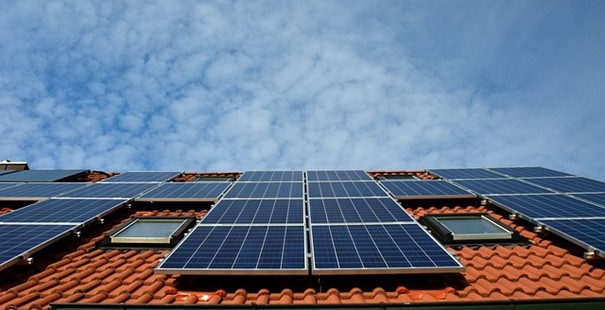 Středočeský kraj chce instalovat fotovoltaické elektrárny na budovy škol a muzeí