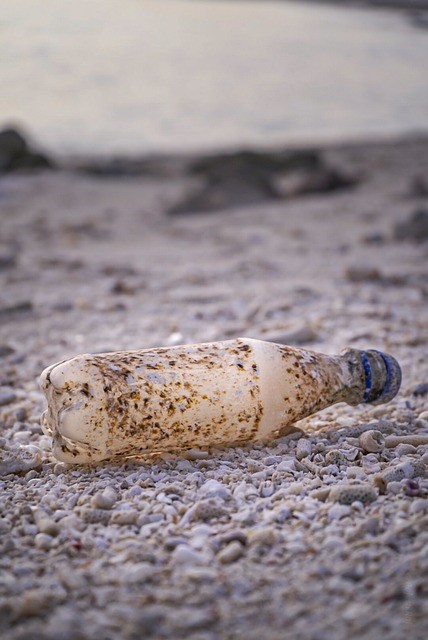 Profesor chemie posbíral při plavbě Labem hromadu plastů, bude je zkoumat