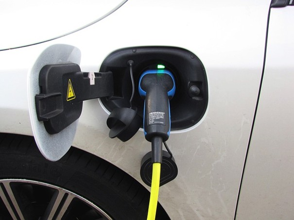 Škoda navrhuje vedle elektromobilů využití hybridů a alternativních paliv